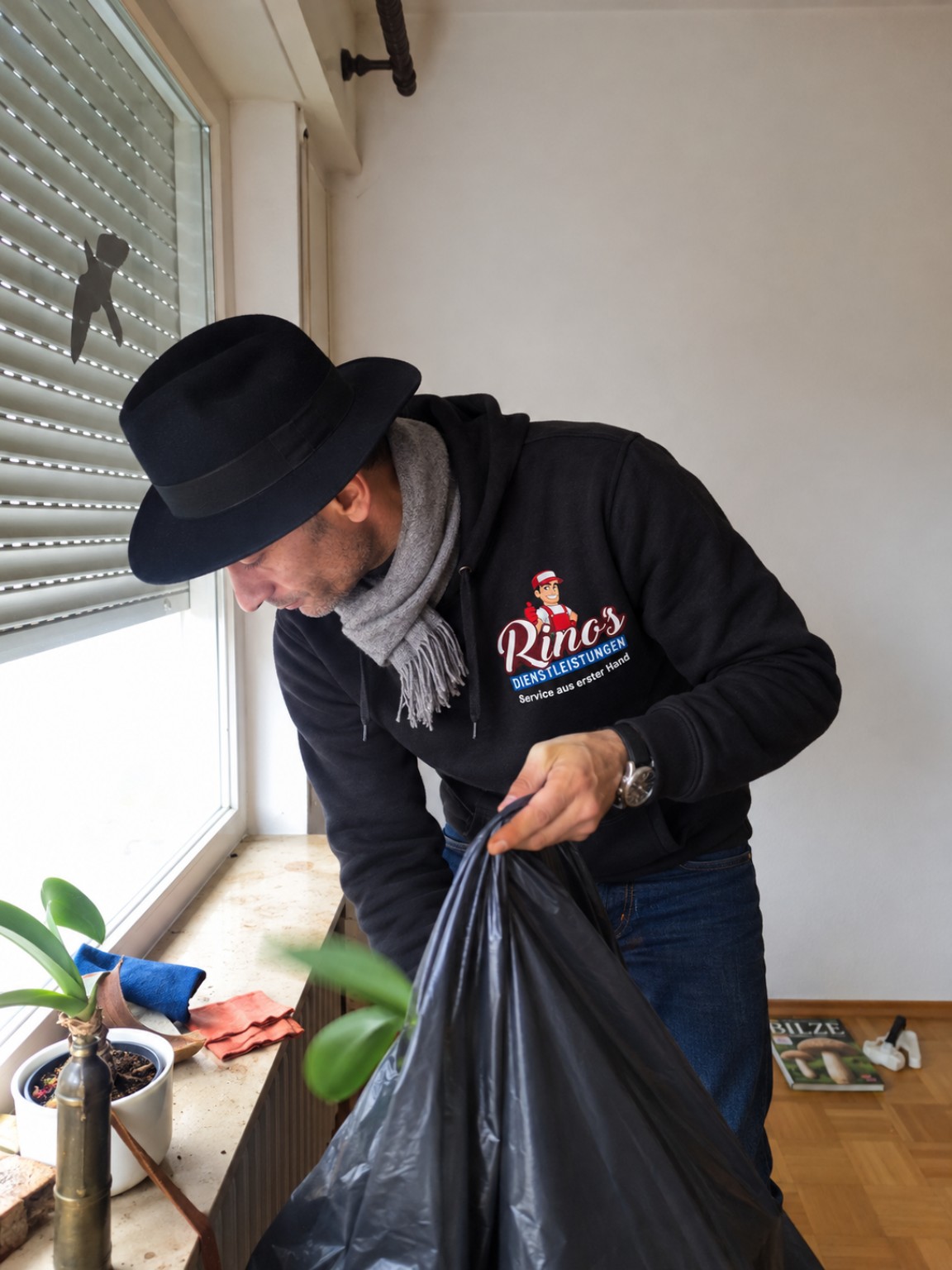 Mitarbeiter von Rinos Dienstleistungen bei einer Entrümpelung